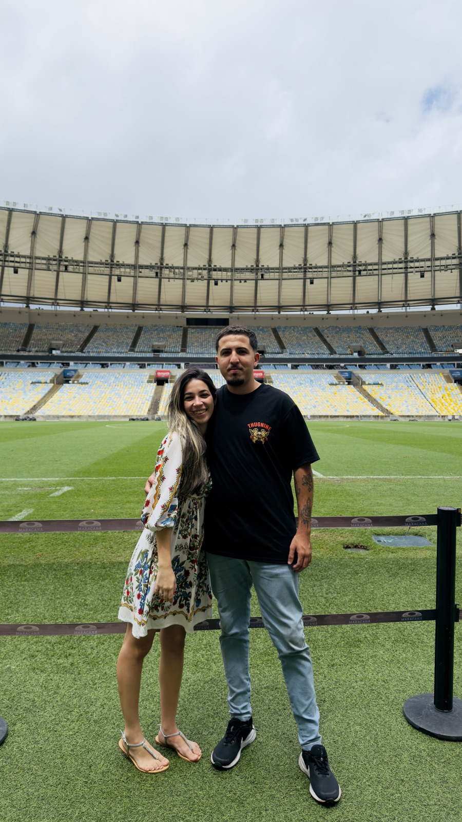 Pareja de visita en el estadio Maracanã