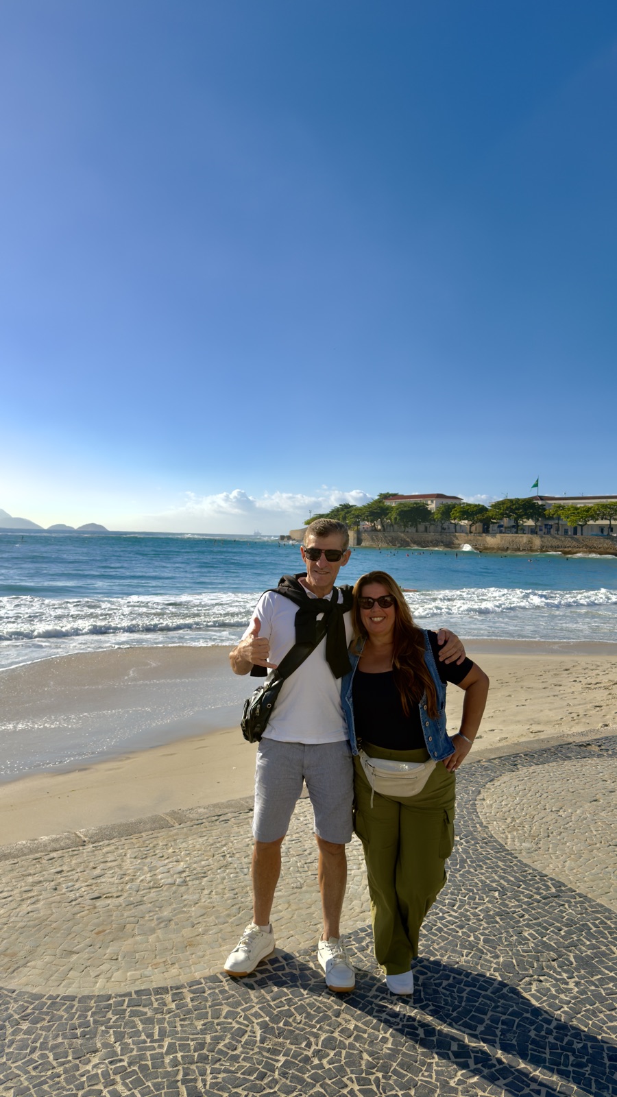 Pareja durante un paseo por la playa