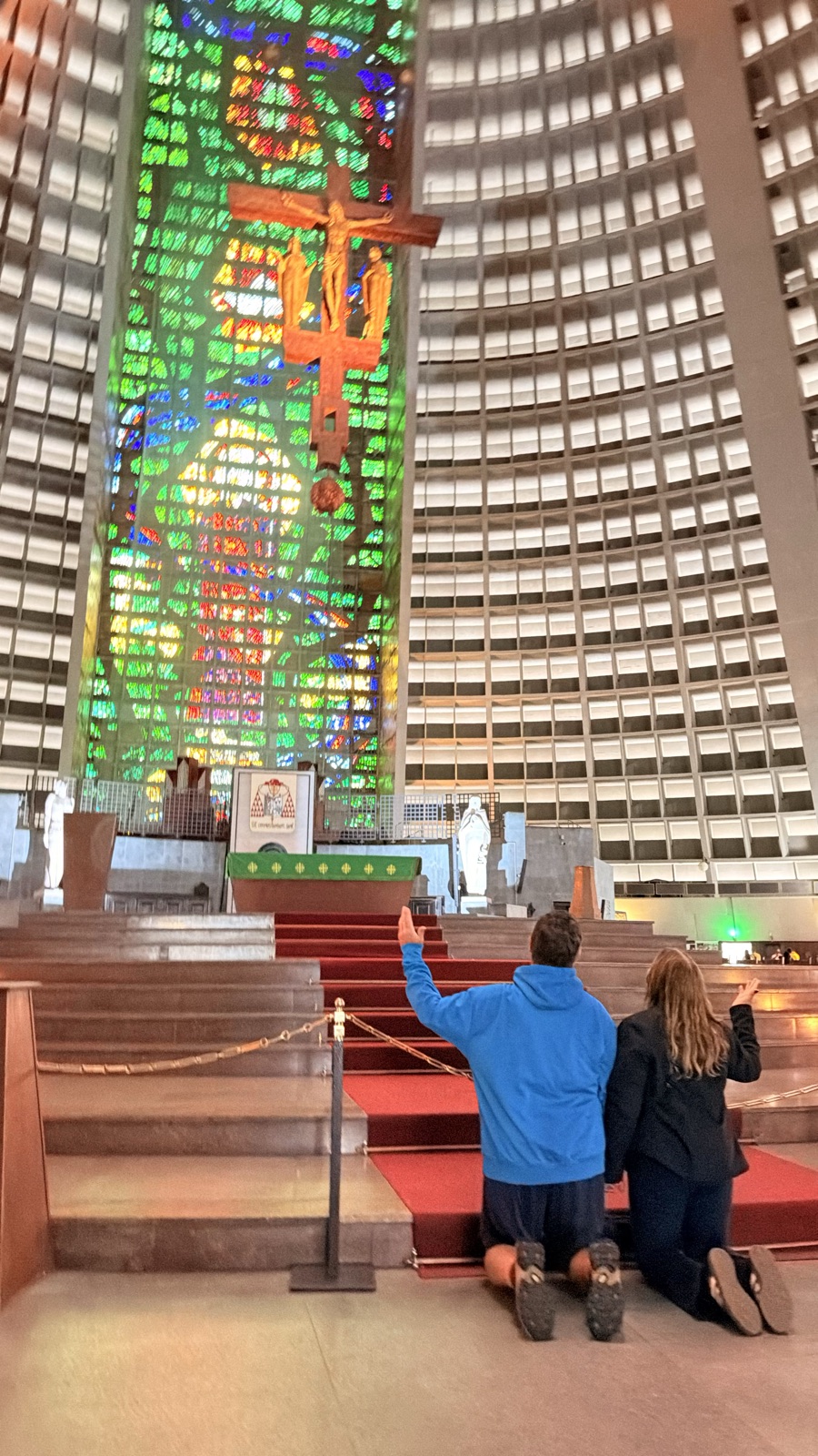 Visitantes en el interior de una catedral
